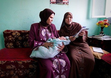 The mother of a 1 month old baby in the city of Fayoum receives post natal advice.